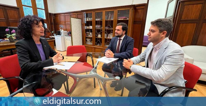 Convenio-Prácticas-Estudiantes-ULL-y-Ayuntamiento-de-La-Laguna-140525 El alcalde Leopoldo Afonso, la vicerrectora Rosario Borges y el concejal de Gestión del Personal, Pedro Antonio Campos durante la firma del convenio