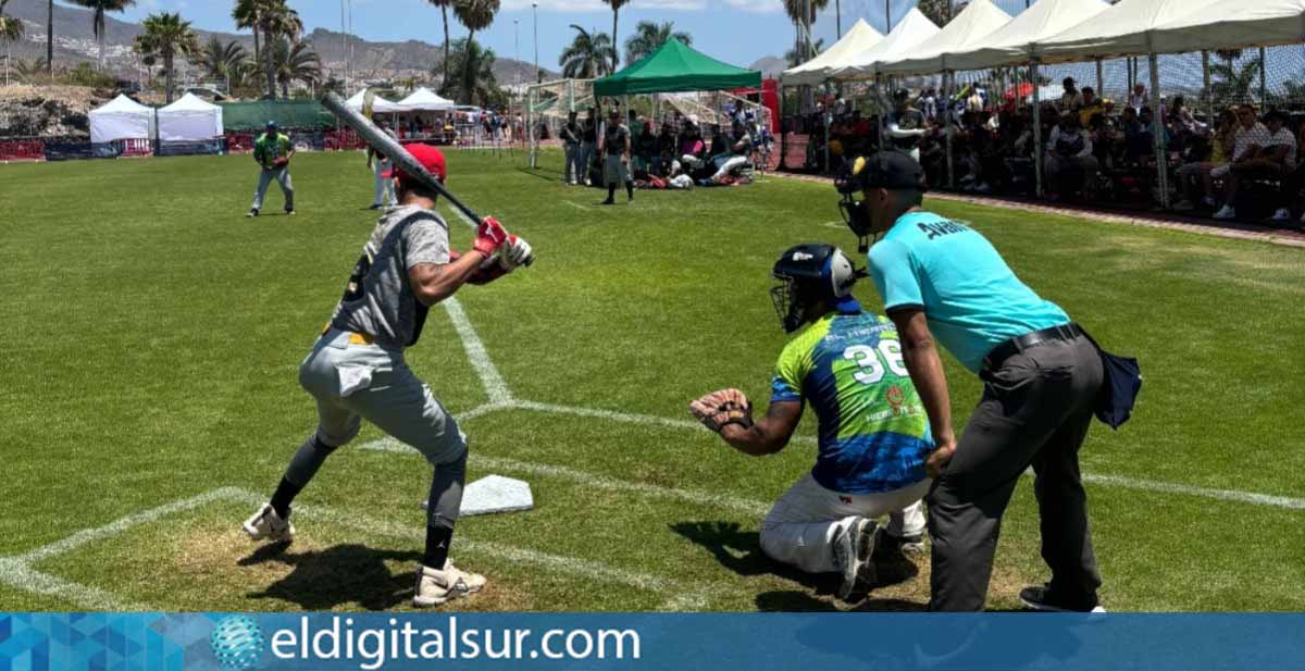 Foto archivo: Jugadores en una edición anterior de la Copa Internacional de Sóftbol Isla de Tenerife