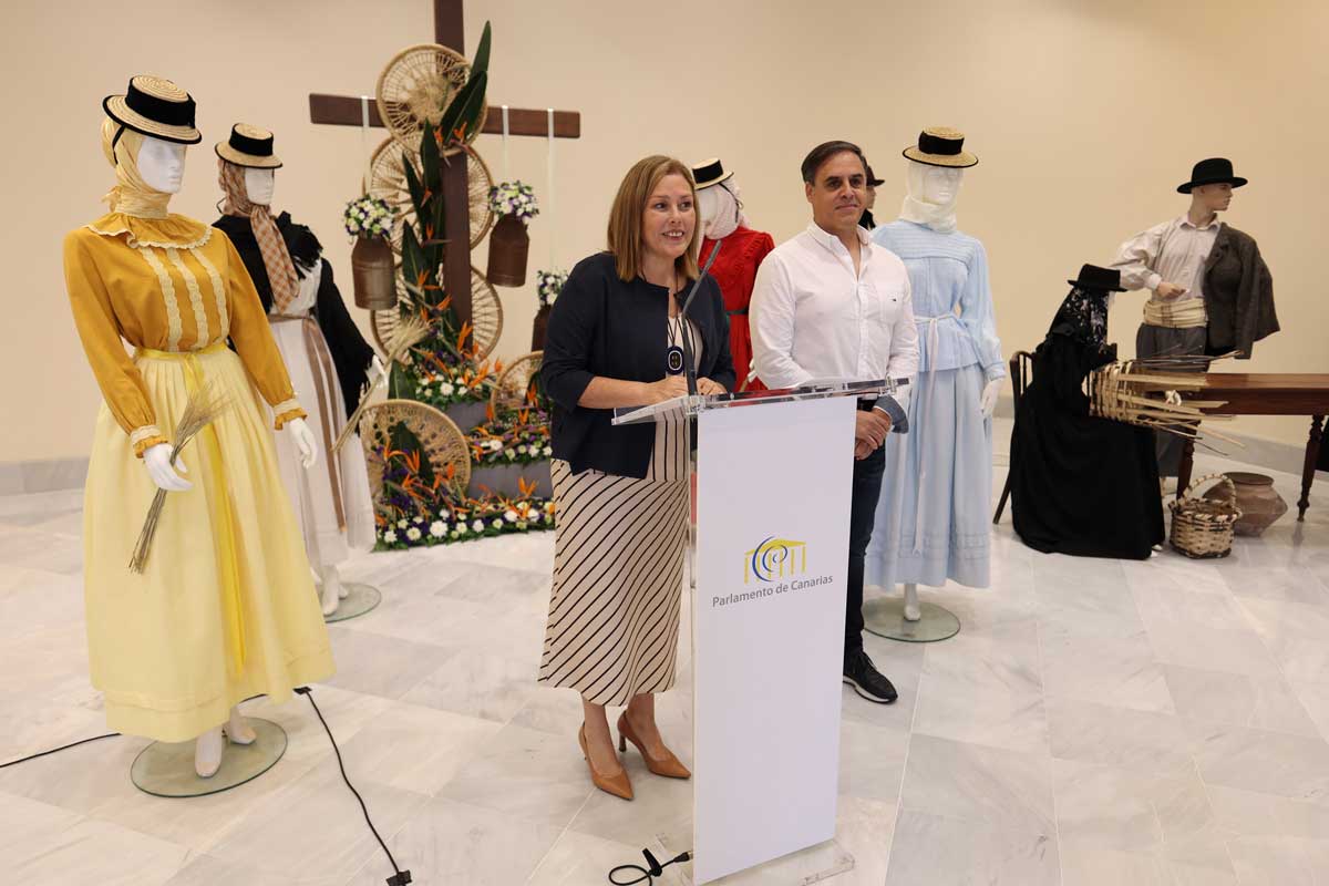 Astrid Pérez y David Hernández durante la inauguración de la muestra