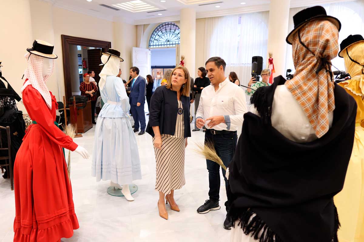 Astrid Pérez observa uno de los trajes expuestos