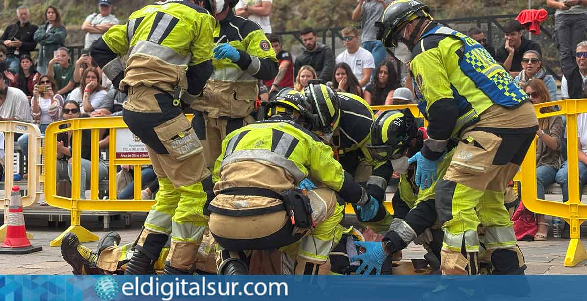 Bomberos de Tenerife durante el simulacro de rescate en La Orotava