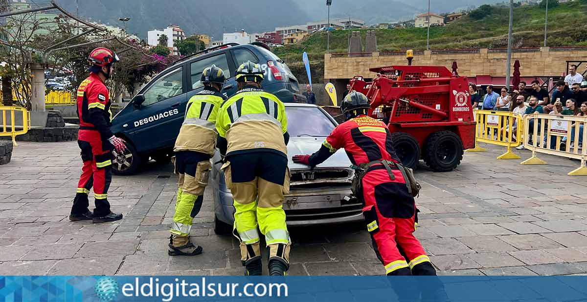Bomberos de Tenerife durante el simulacro de rescate en La Orotava