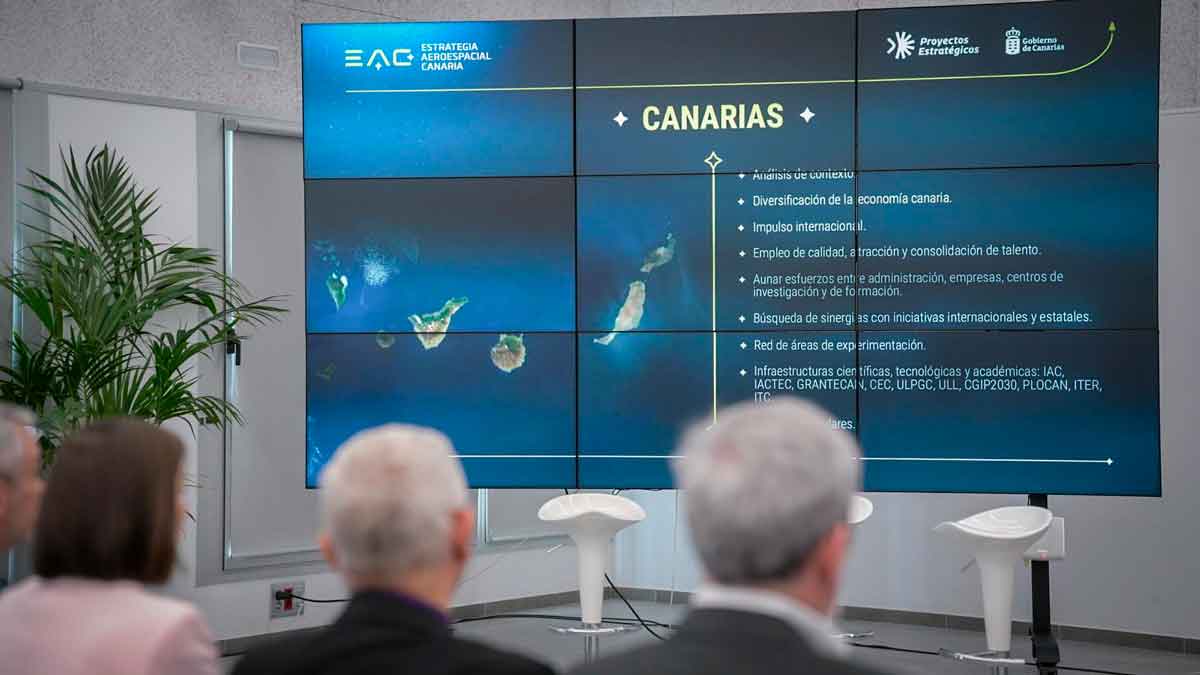 Pantalla principal del acto con la imagen oficial de la Estrategia Aeroespacial Canaria