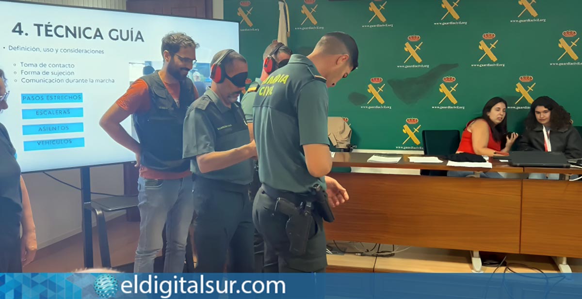 Agentes de la Guardia Civil durante la formación impartida por ASOCIDE Canarias