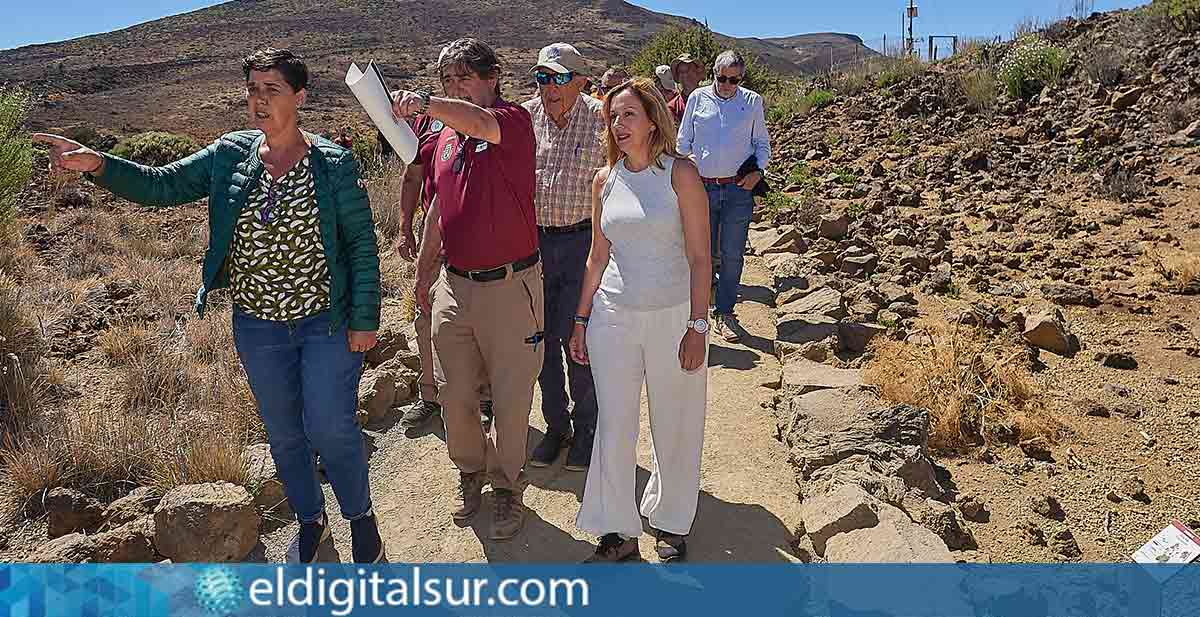 Rosa Dávila y Blanca Pérez durante la visita al Teide para presentar las mejoras en infraestructuras y sostenibilidad del Parque Nacional