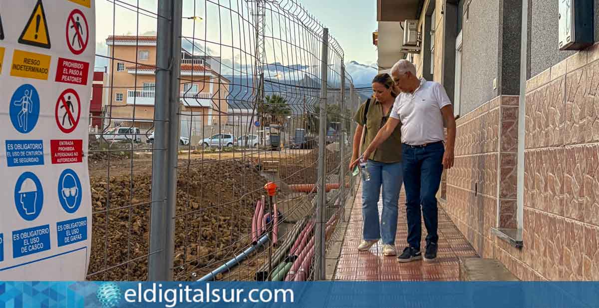 José Carlos Rodríguez Rodríguez y Érika Sánchez Quintero durante su visita a las obras inacabadas en Guargacho