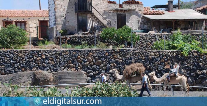 Vecinos y vecinas de Taucho participan en las Jornadas Etnográficas, recreando la vida tradicional del barrio
