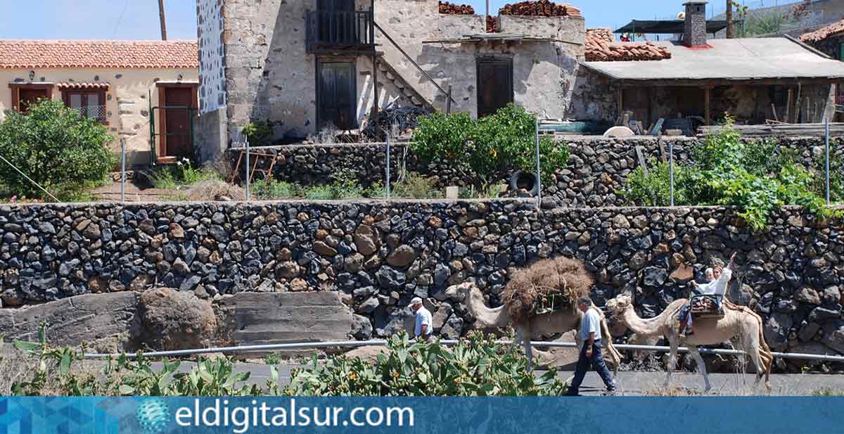 Vecinos y vecinas de Taucho participan en las Jornadas Etnográficas, recreando la vida tradicional del barrio