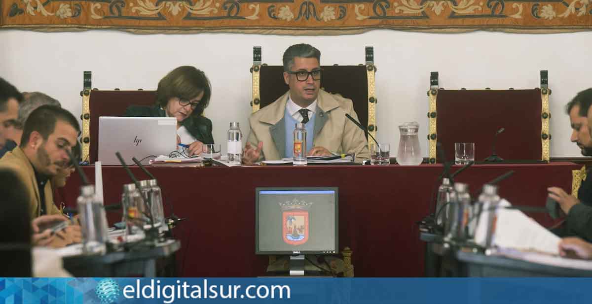 Luis Yeray Gutiérrez, alcalde de La Laguna, durante una intervención en el pleno municipal
