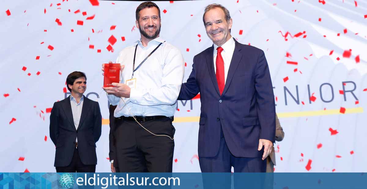 Manuel Acevedo, Helpful Village (Economía Senior)-ganador