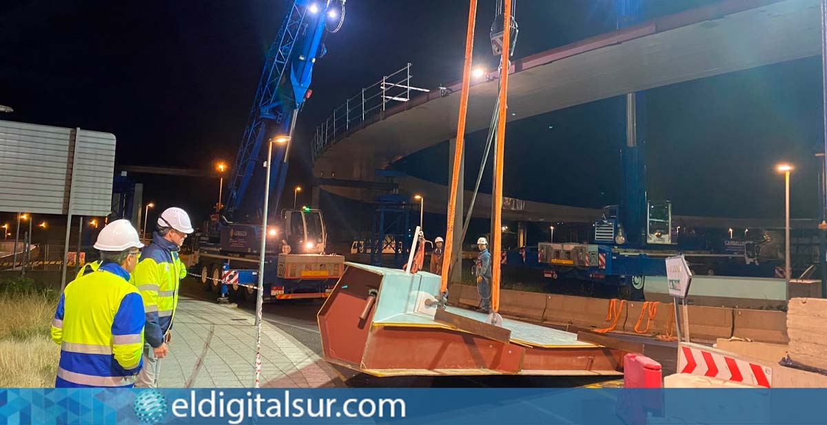 Instalación de la pieza triangular, la más compleja de la pasarela Padre Anchieta