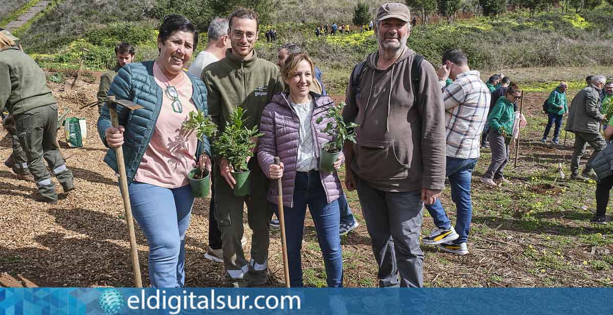La presidenta del Cabildo, Rosa Dávila, y la consejera Blanca Pérez durante la visita a la Finca Fagundo