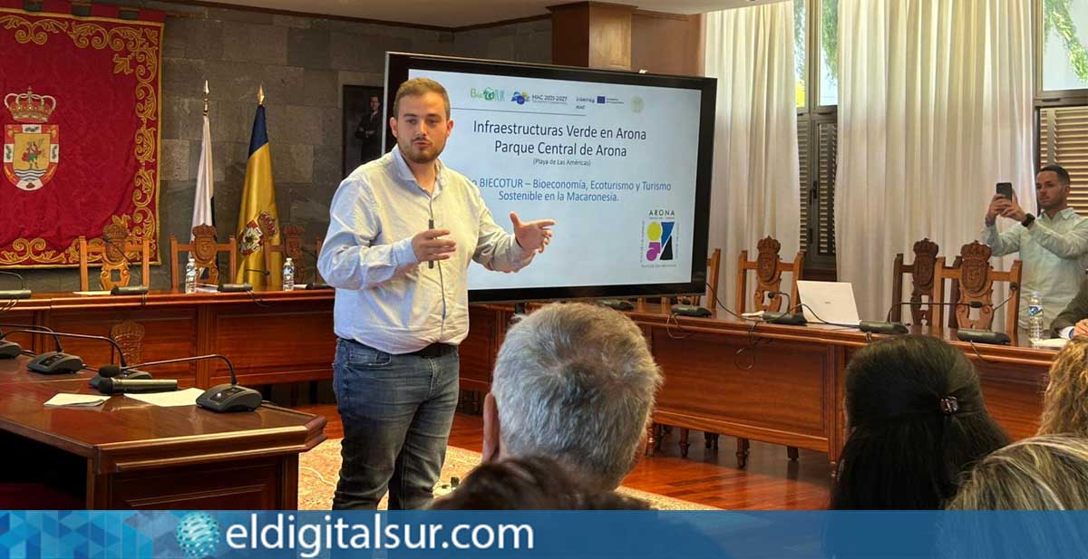 Naím Yánez, concejal de Turismo y Patrimonio Histórico Cultural del Ayuntamiento de Arona, durante su intervención en la presentación del Parque Central de Arona en las Jornadas BIO ECO-TUR 2