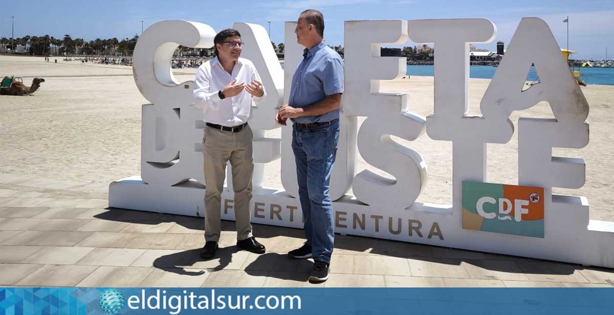 Nicasio Galván, portavoz de VOX en Canarias, junto a Eduard Van der Veen, presidente de la Asociación de Empresarios de Caleta de Fuste, durante su encuentro en Fuerteventura
