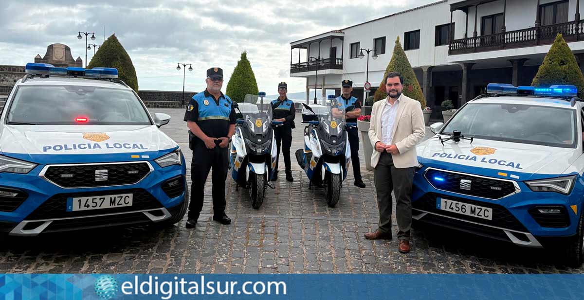 El alcalde Leopoldo Afonso y efectivos junto a las nuevas patrullas de la Policía Local de Puerto de la Cruz