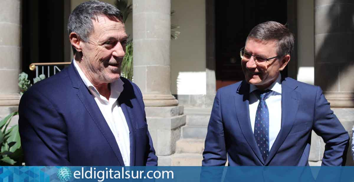 Óscar Domingo Pérez y Nicasio Galván en el Parlamento de Canarias