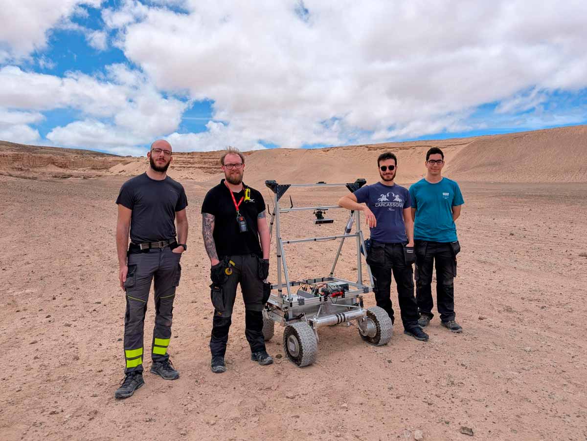 Miembros del equipo de pruebas de GMV durante los ensayos en campo abierto en Fuerteventura, evaluando el rendimiento del sistema de navegación satelital LUPIN