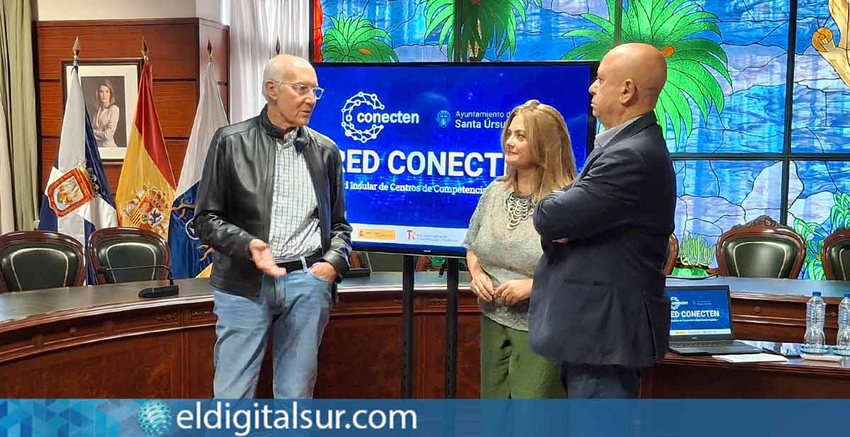 Juan Manuel Santana, director insular de Recursos Humanos, y Juan Acosta, alcalde de Santa Úrsula, destacan los beneficios de la Red Conecten en la formación digital