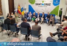 El alcalde José Manuel Bermúdez y la consejera Esther Monzón junto a concejales, durante la reunión con la Mesa Vecinal del Suroeste