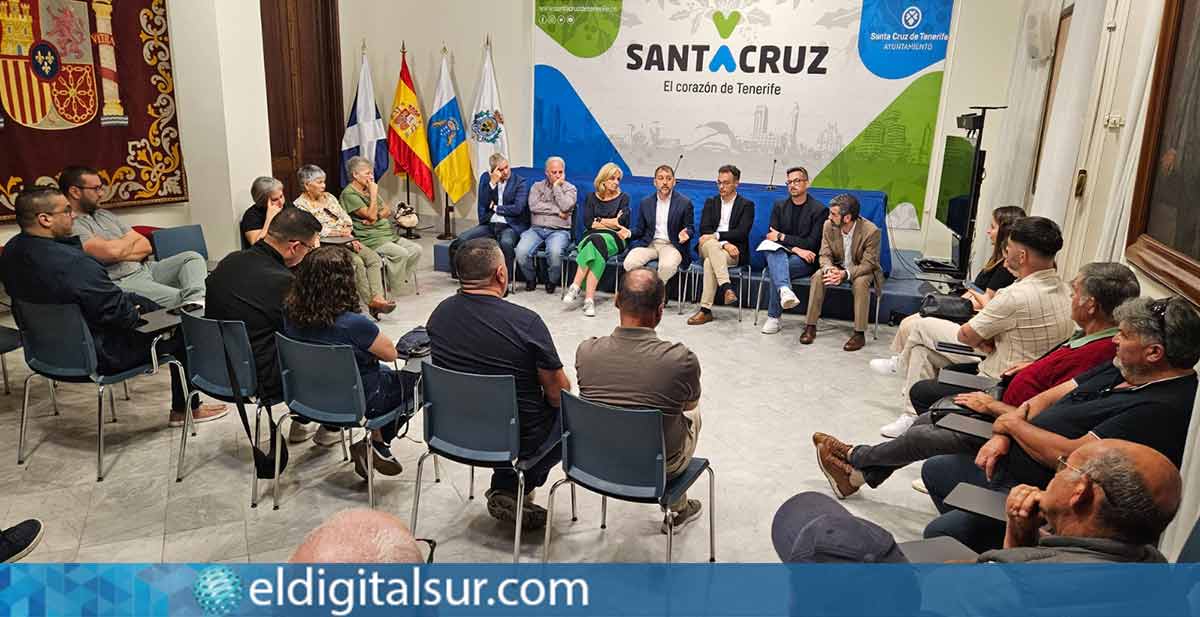 El alcalde José Manuel Bermúdez y la consejera Esther Monzón junto a concejales, durante la reunión con la Mesa Vecinal del Suroeste