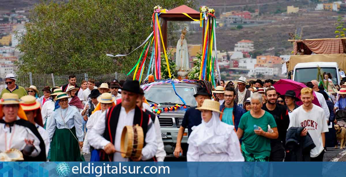 La Virgen de Fátima en su carroza durante la romería en Valle San Lorenzo, Arona