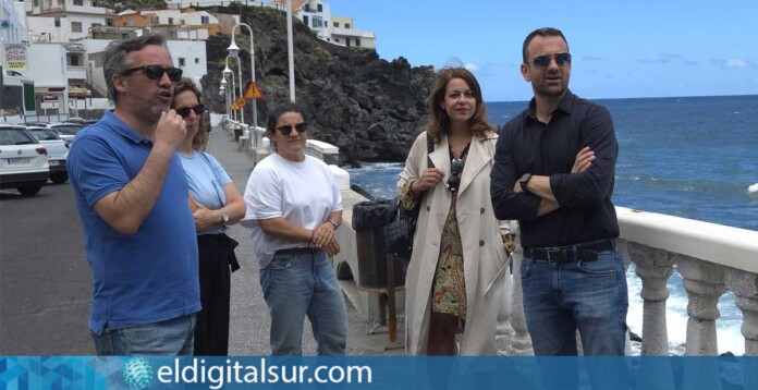 San-Juan-de-la-Rambla-psoe-saneamiento-litoral-160525 Tamara Raya, Aarón Afonso, Gloria Méndez y Ezequiel Domínguez (PSOE) durante su visita al litoral de San Juan de la Rambla