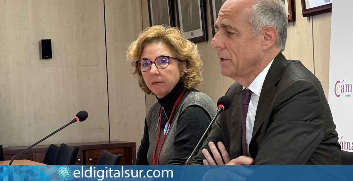 Santiago Sesé, presidente de la Cámara de Comercio de Santa Cruz de Tenerife, junto a Lola Pérez, directora general de la entidad