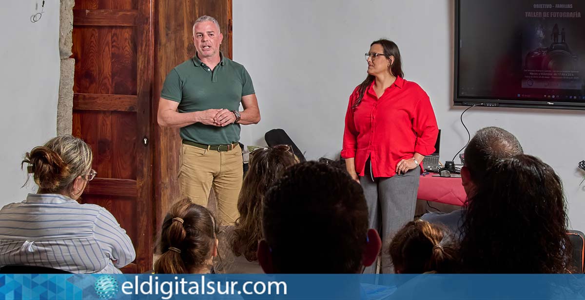 Suso Machado inaugura el taller “Objetivo Familias” junto a la fotógrafa Beatriz Castillo en la Casa de la Cultura