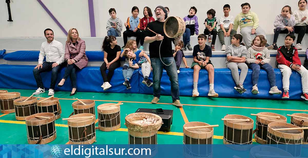 Alumnos participan en el taller de percusión tradicional canaria, promovido por Educación y Juventud de La Laguna