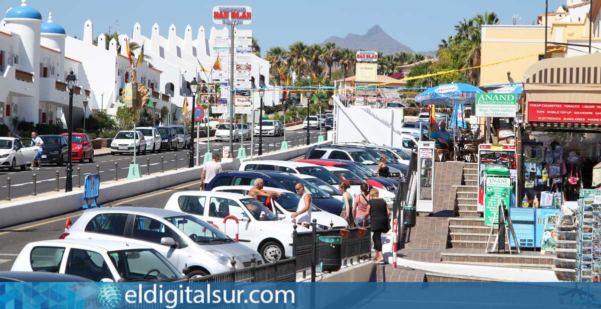Turistas paseando por la zona turística de San Blas, en San Miguel de Abona