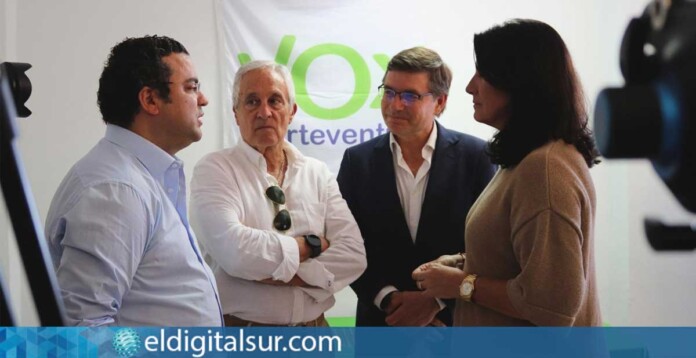 María Ruiz, Nicasio Galván y Javier Aguilar durante la inauguración de la nueva sede insular de VOX en Puerto del Rosario - Fuerteventura / EDS