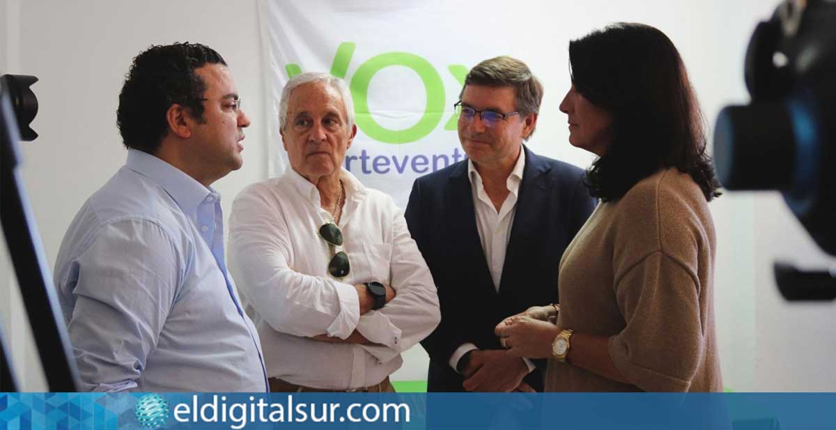 María Ruiz, Nicasio Galván y Javier Aguilar durante la inauguración de la nueva sede insular de VOX en Puerto del Rosario - Fuerteventura / EDS