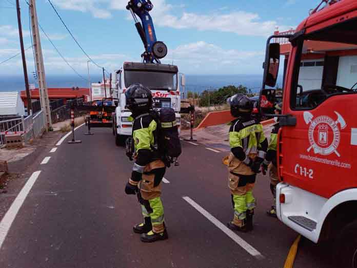 Una grúa extrae el vehículo que se precipitó por el barranco