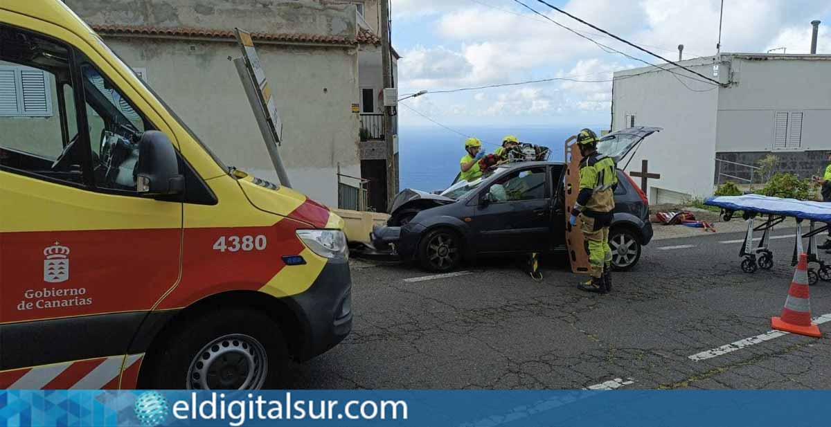 Vehículo accidentado tras chocar contra un muro en la TF-351, en San Juan de la Rambla