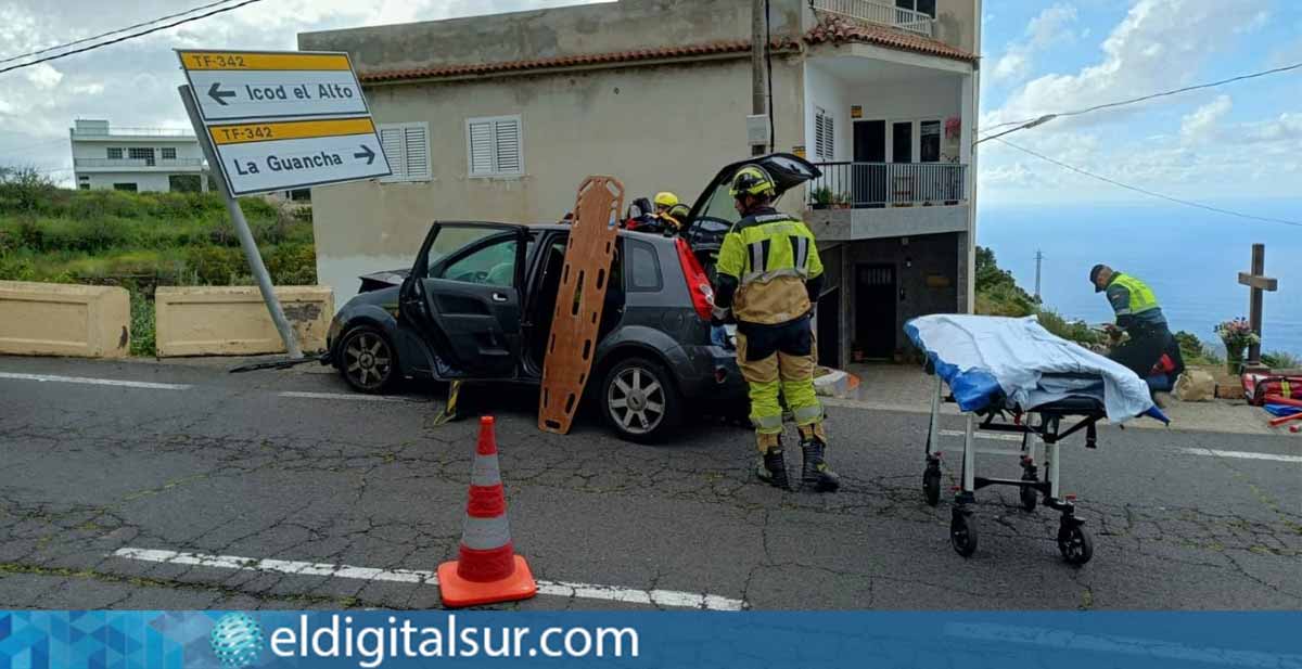Vehículo accidentado tras chocar contra un muro en la TF-351, en San Juan de la Rambla
