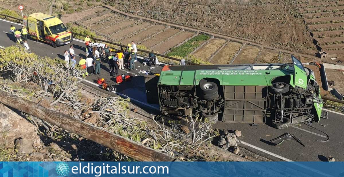 La guagua volcada en la GM-2, rodeada por los servicios de emergencia que trabajan en el rescate de los afectados