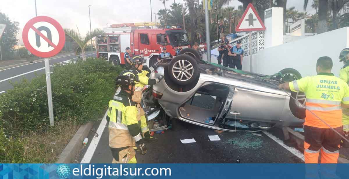 Accidente de tráfico en la carretera TF-316, en Puerto de la Cruz, donde un vehículo volcó y atropelló a dos peatones, dejando tres heridos atendidos por los servicios de emergencia