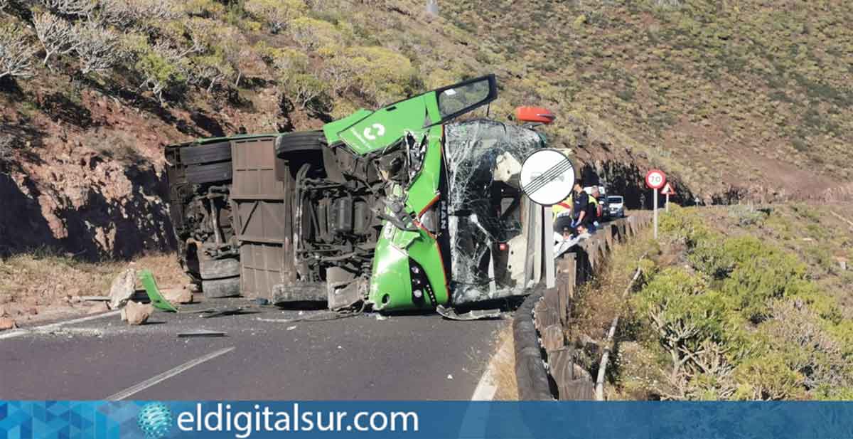 La guagua volcó tras salirse de la vía en la carretera GM-2, provocando una víctima fatal y varios heridos / EDS