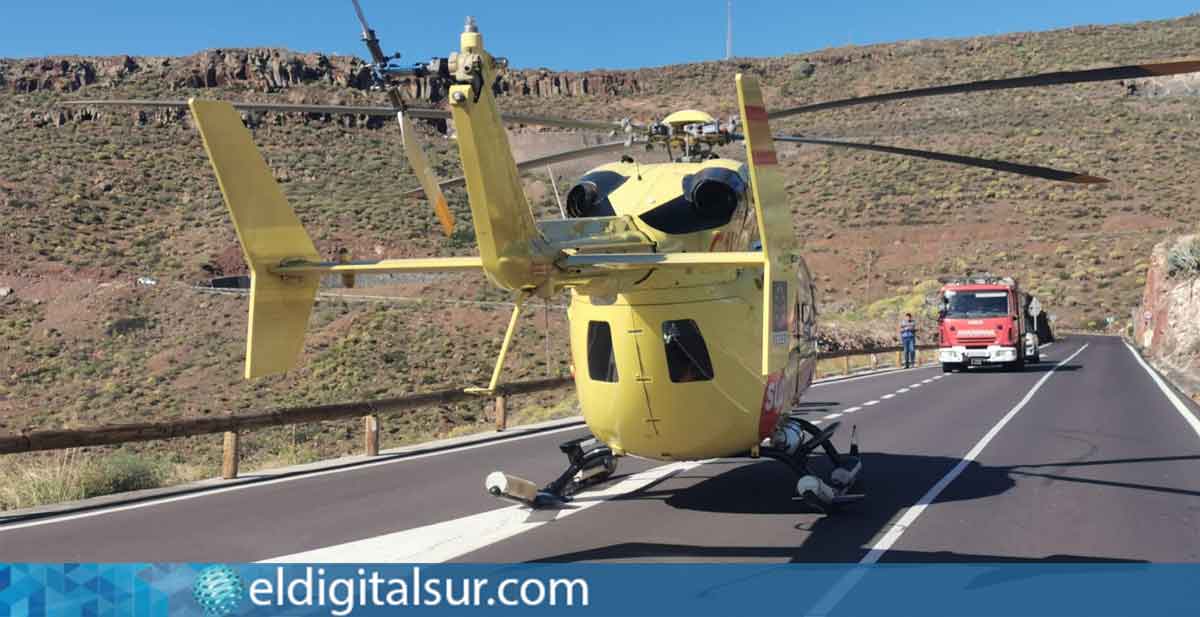 Helicóptero medicalizado del SUC en el lugar del accidente, trasladando a los heridos más graves.