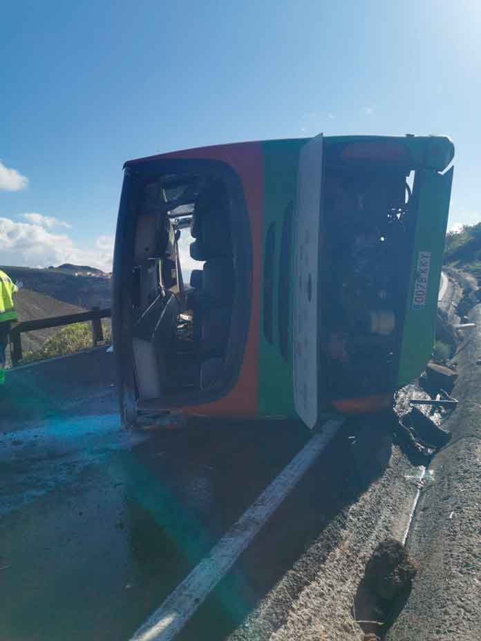 Daño en la parte trasera de la guagua tras volcarse en la carretera GM-2