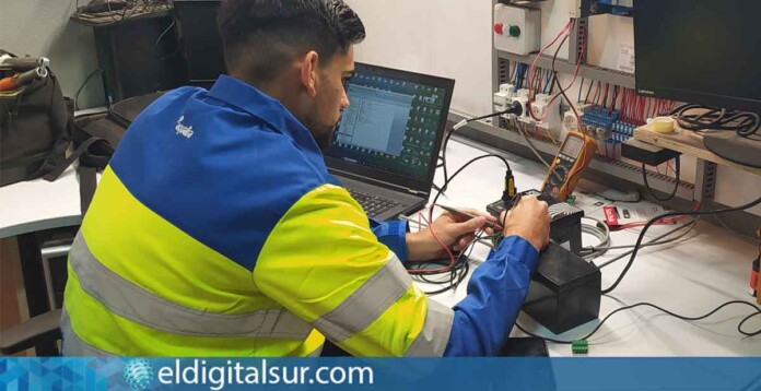 Foto archivo de un trabajador de Aqualia