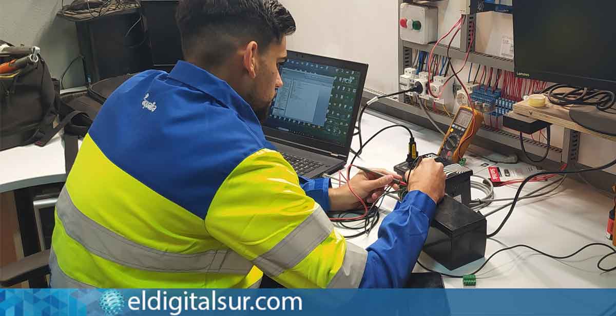 Foto archivo de un trabajador de Aqualia