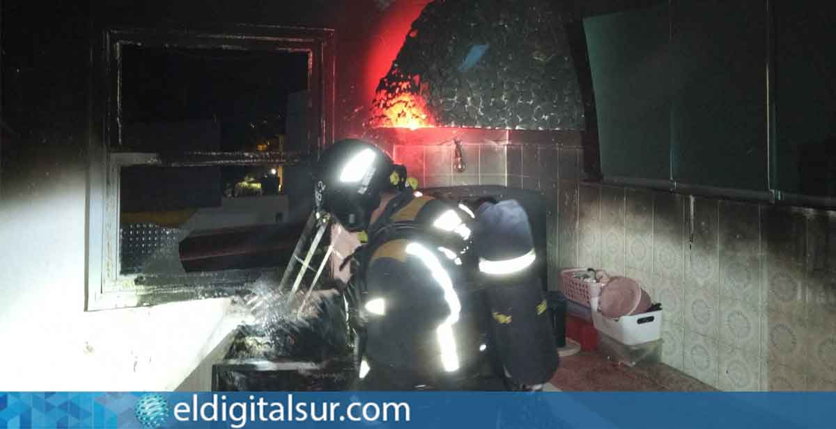 El fuego se originó en la cocina y fue controlado rápidamente por los bomberos