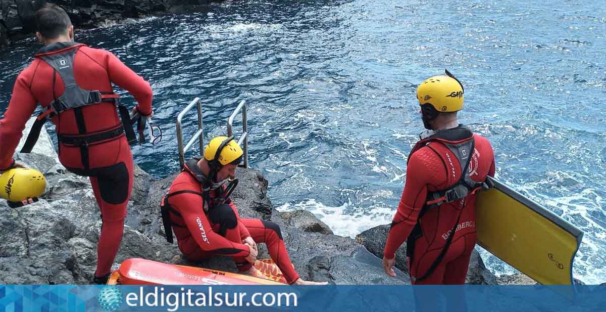 Bomberos del parque de San Miguel durante prácticas acuáticas en la zona de Los Abrigos