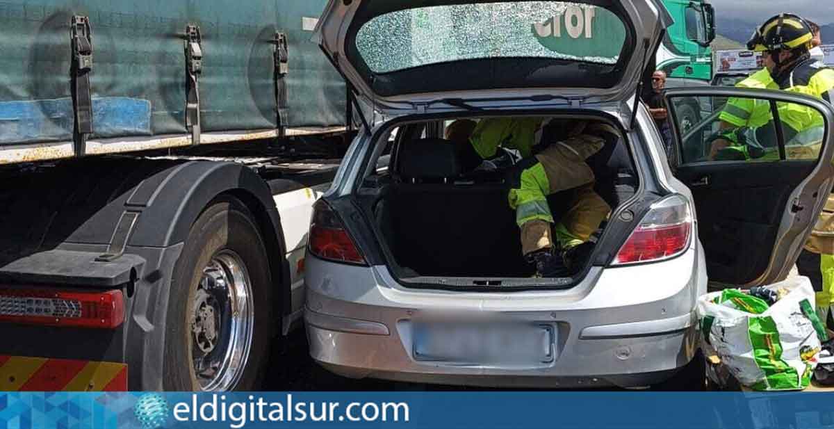 Bomberos de San Miguel intervinieron en la colisión entre un coche y un camión en la TF-65