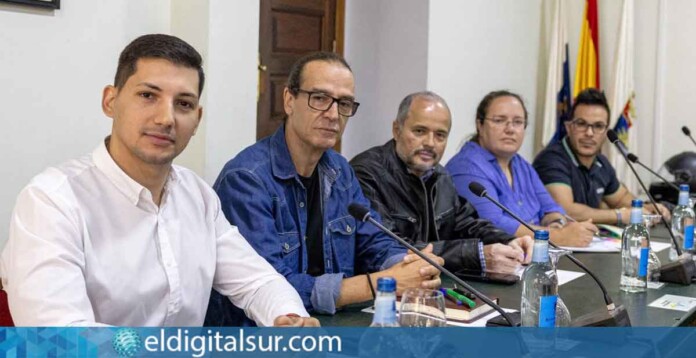 coalicion-canaria-adeje-160525 Concejales de Coalición Canaria en Adeje. De izquierda a derecha: Alberto Antonio Melián Álvarez, José Ricardo González Vargas, Juan José Gutiérrez Galdona, María Luz Cervero García y Aythami Jesús Amaro Rodríguez, concejales de Coalición Canaria en Adeje