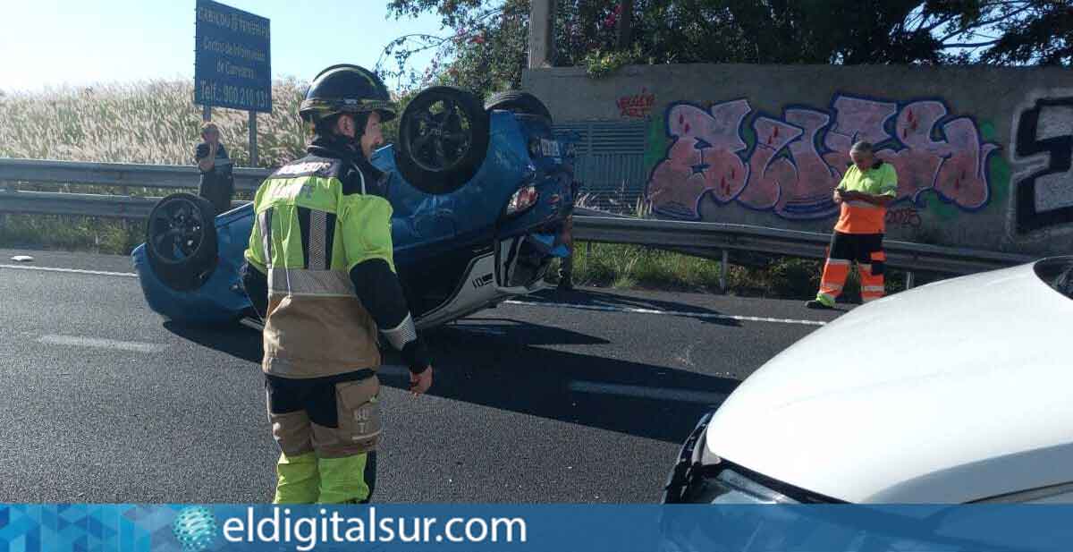 Vehículo volcado en la TF-5, kilómetro 33, en La Orotava