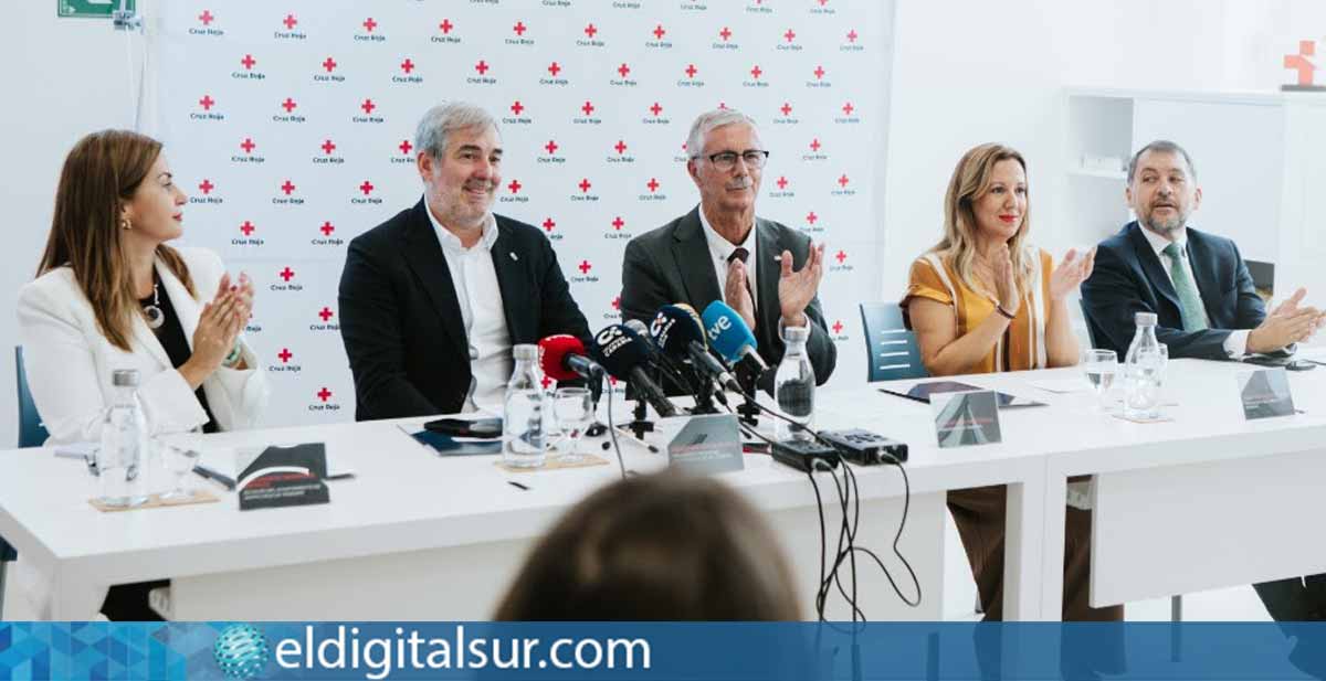 El presidente de Cruz Roja en Santa Cruz de Tenerife, Heliodoro González, durante la presentación oficial del nuevo edificio, acompañado por autoridades locales e insulares.