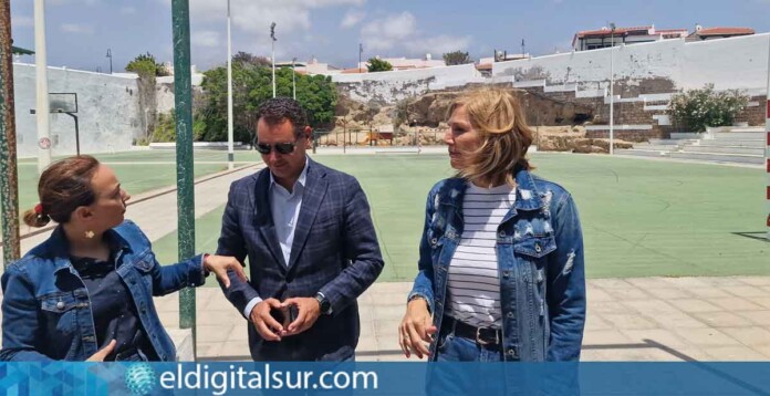Olivia Delgado (PSOE), Andrés Martínez (PP) y Yolanda Moliné (PP) durante la visita y supervisión de las instalaciones deportivas
