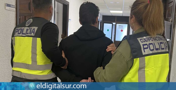 El detenido, de 25 años, es conducido por agentes de la Policía Nacional tras su arresto en Los Realejos